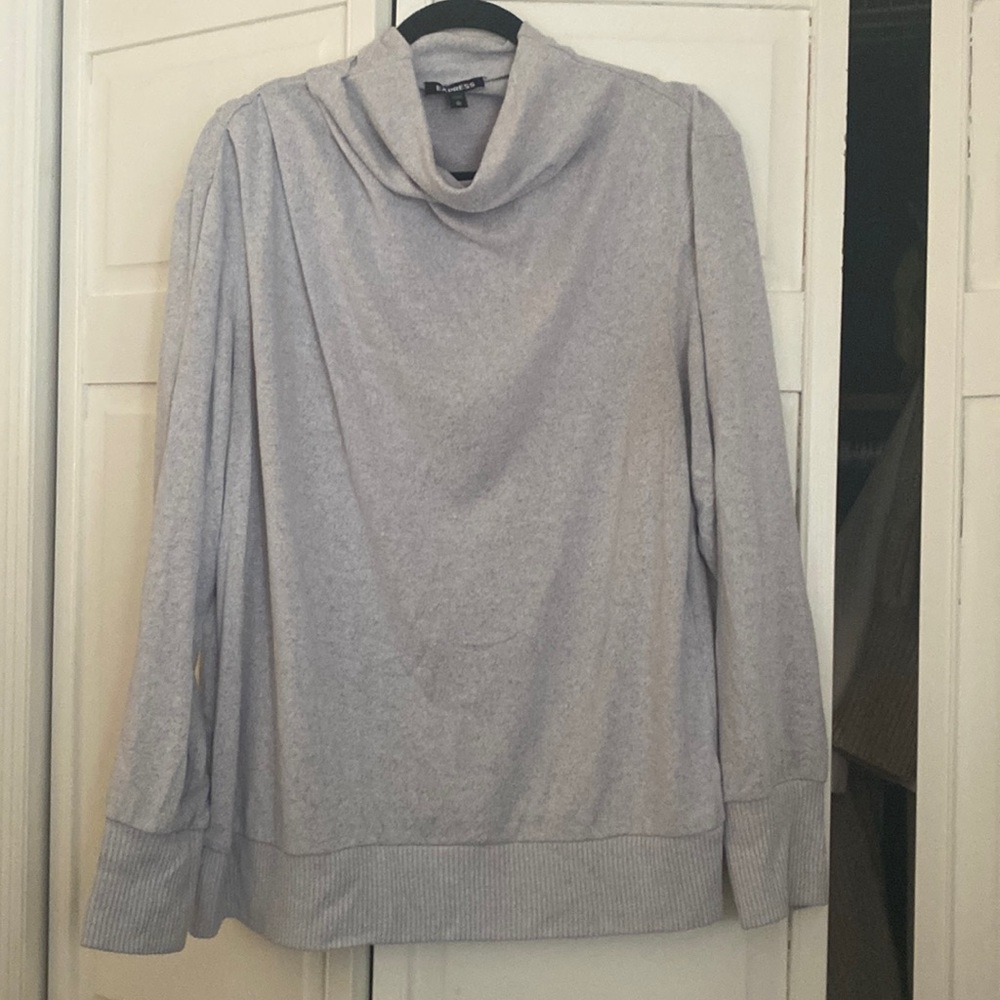 Express sweater in very good condition. Cozy!